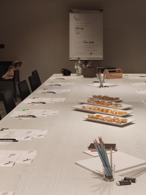 Die Plätze sind vorbereitet und Fingerfood wartet auch auf uns. | Foto: Daniela Somers