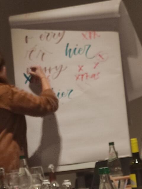 Die Dozentin war wirklich mit Herzblut dabei und hat geduldig alle Fragen erklärt. | Foto: Daniela Somers