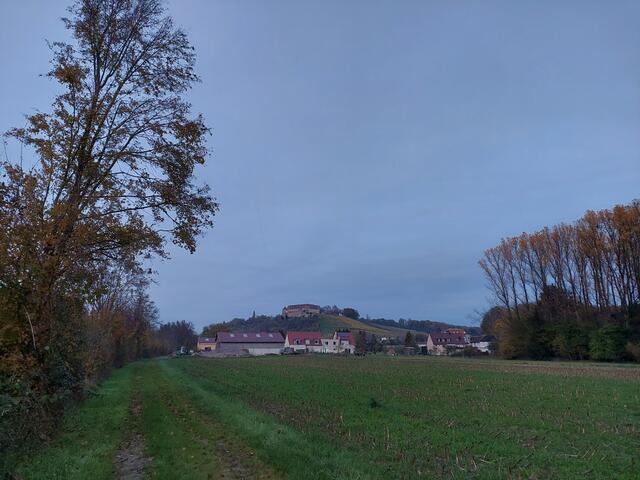 Blick zurück am Gruppenbach auf Burg Stettenfels