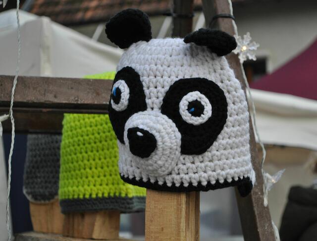 Selbstgestricktes oder gehäckeltes gibt es an vielen Ständen. Manches auch recht Originell. | Foto: Daniela Somers