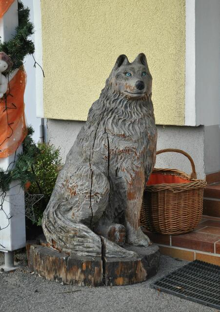 Der Wolf von Rotkäppchen? Der Korb wäre ja auch dabei. Deko an einer Haustür. | Foto: Daniela Somers