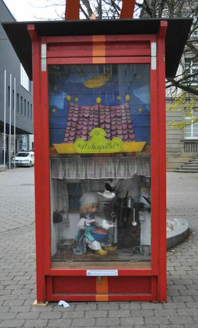 In der ganzen Stadt verteilt sind solche Häuschen mit Märchen | Foto: Daniela Somers