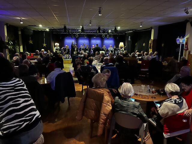 Viele Besucher folgten der Einladung zum vorweihnachtlichen „Swinging Christmas“ – Konzert im Waldhaus.