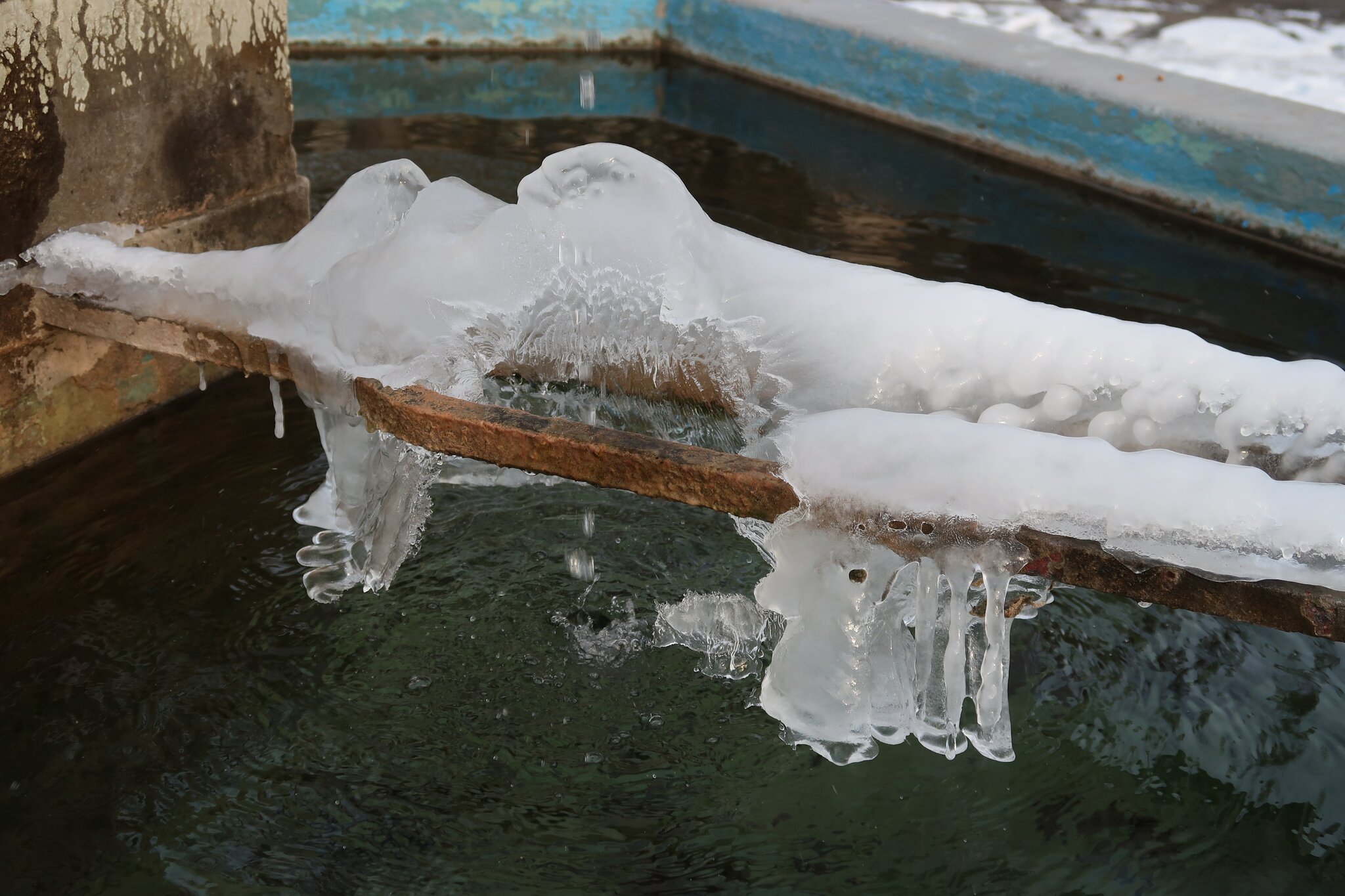  Ritterstift: Schnee und Eis, am Klosterbrunnen, in Bad Wimpfen. - Bad Bildidee 