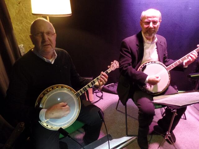 Von den Banjos kamen die Akkorde: Albrecht Schäfer und Ernst Knorpp (v.l.n.r.).
