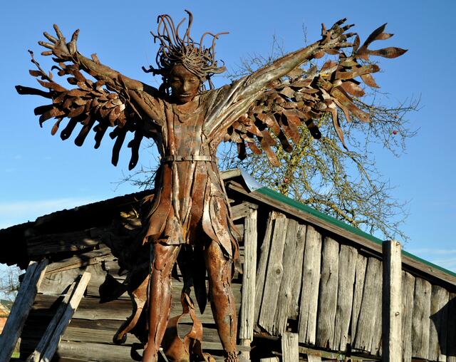 Kunst im Dorf. Moderner Engel | Foto: Daniela Somers