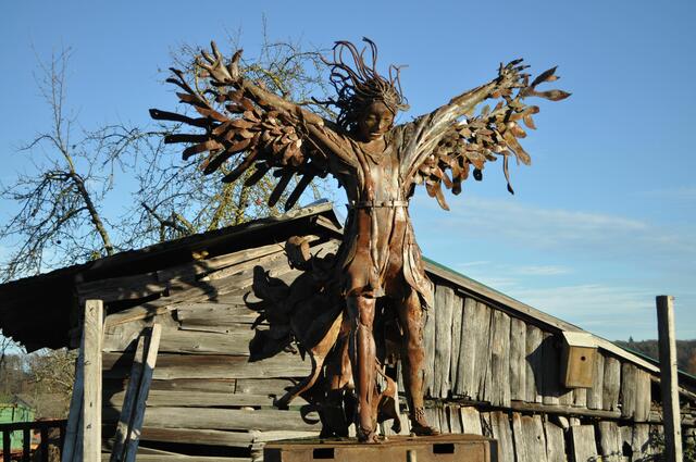 Kunst im Dorf. Oder vielleicht doch ein gefallener Engel? | Foto: Daniela Somers