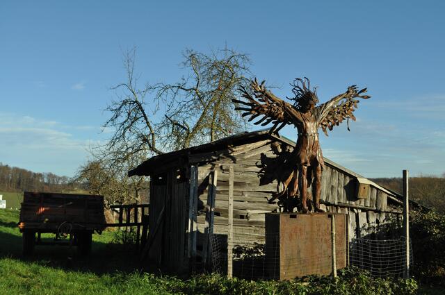 Der Engel steht auf jeden Fall vor einer Scheune. Also Engel vor Grippe? Moderne Interpretation der Weihnachtsgeschichte? | Foto: Daniela Somers