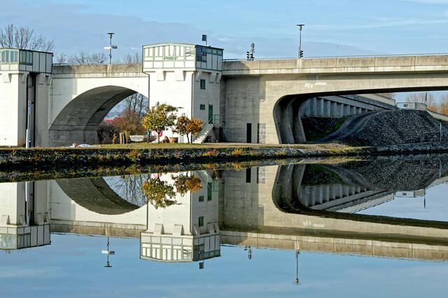 Teil der Stau-Wehr-Brücke bei Neckarsulm