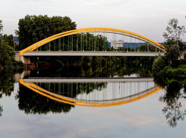 Spiegelung der Paul-Metz-Brücke