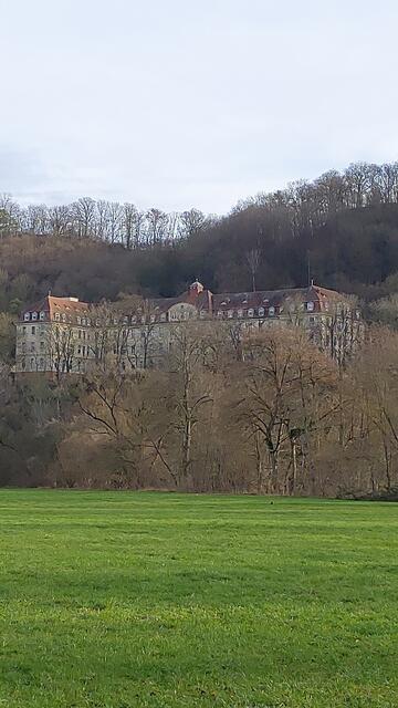 schönes Gebäude links vom Diakoneo | Foto: Ralf Röser