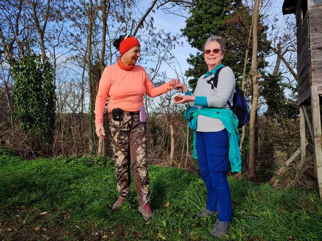 Und wieder hat eine Wanderkameradin die gemeinsamen 500 km geschafft. Sie war sehr überrascht, dass es schon so viele sind. Aber wie man sehen kann, sie freut sich. | Foto: Aurelia Kling