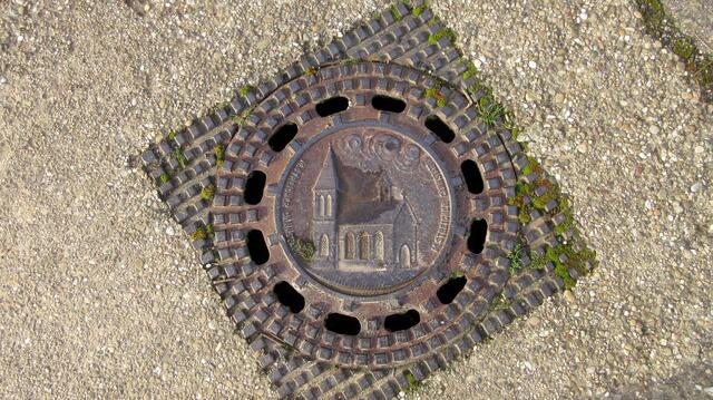 Wir haben uns Gedanken gemacht, was die Wolken über die Kirch darstellen sollen. Man findet sie auch auf den Grenzsteinen. Sind das Schönwetterwolken oder Rauchwolken? Wer kann dazu was sagen?