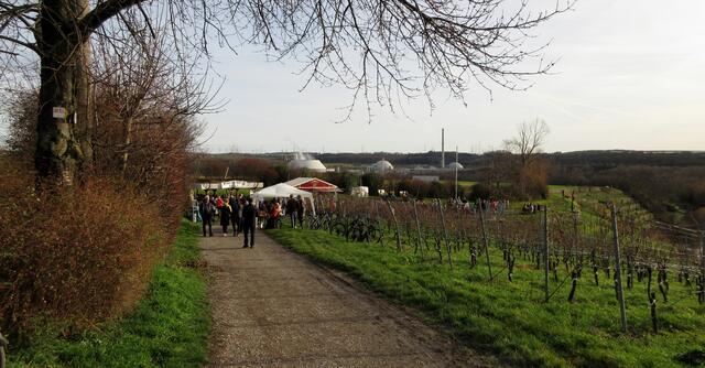 Wir dachten ja, wenn wir gleich gegen 13:00 Uhr da sind, ist noch nicht viel los. Aber weit gefehlt. Bei frühlingshaften Temperaturen sind viele Ausflügler unterwegs.