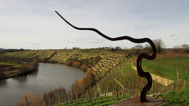 In Bewegung, vor allem an windigen Tagen wie Silvester 2022. Und wie der Fluss die Landschaft formt und prägt mit seinen Schleifen