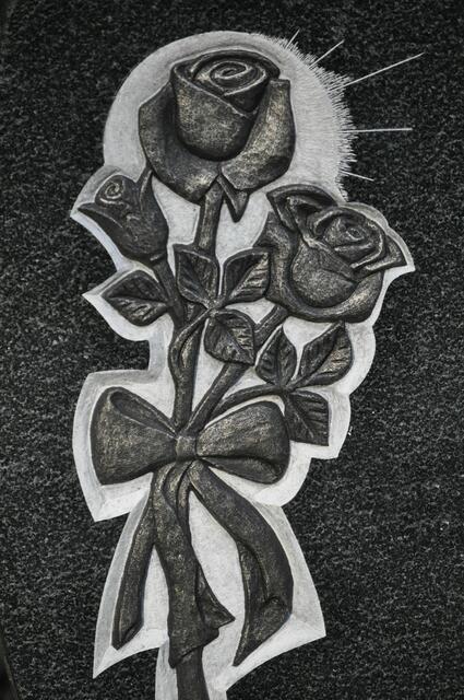 Eine wunderschöne Steinmetzarbeit auf einem Grabstein. | Foto: Daniela Somers