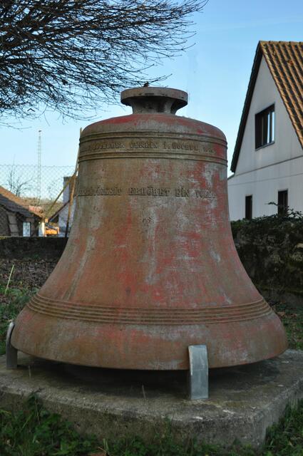 Leider habe ich keine Infos gefunden, warum diese Glocke neben der Kirche steht. | Foto: Daniela Somers