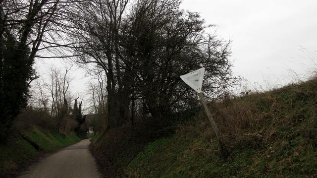 Das flächenhafte Naturdenkmal "Biberacher Hohle" führt hinunter in den zu Neckarsulm gehörenden Ortsteil Obereisesheim