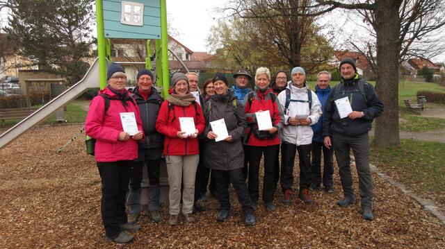 Hell und trocken war es zu Beginn der Wanderung. Eine gute Gelegenheit die Urkunden zu verteilen