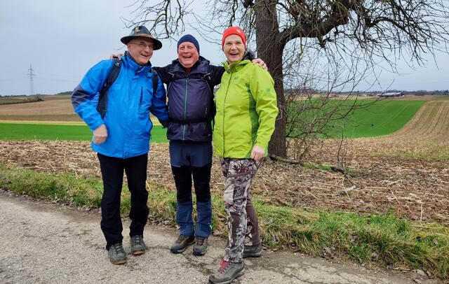 Mit 498 gemeinsam gewanderten Kilometern, wurde Werner W. nach 2 km auch in den "Club der 500er" aufgenommen und freute sich sichtlich über die Anerkennung und Auszeichnung.