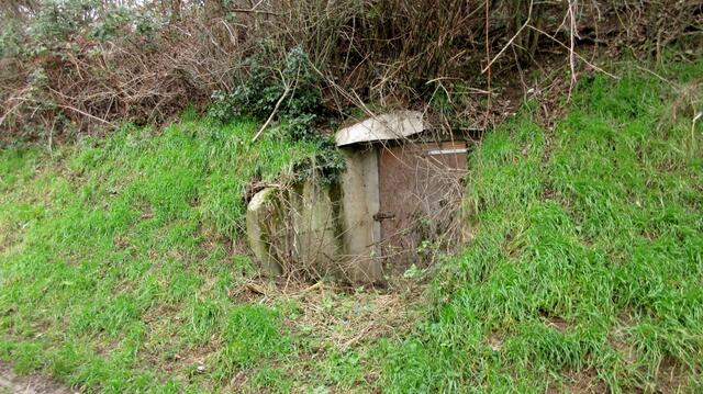 Ortsauswärts bemerkte die Gruppe die vielen Kellertüren