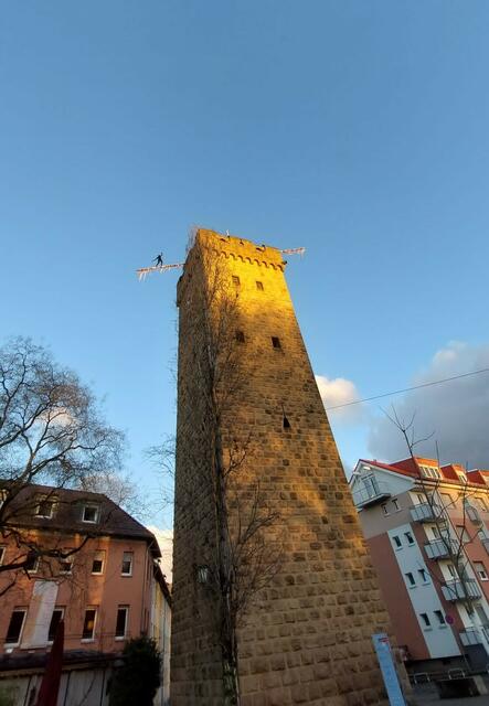 Der Götzenturm von Süden im abendlichen Sonnenlicht mit dem Kunstwerk "über dem Abgrund" von Hubertus von der Goltz, Berlin | Foto: Reinhold Schmidt