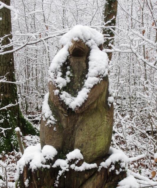 Murmeltier auf dem Skulpturenweg mit Schneemütze
