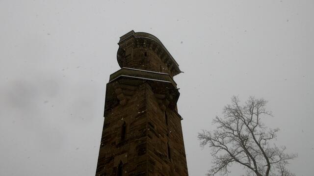 Gegen den dunklen Hintergrund des Schweinsbergturms waren die großen, dicken Flocken gut zu erkennen. Frau Holle schüttelte kräftig