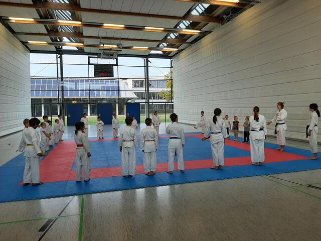 Kinder und Jugendliche bei der Aufstellung zu Beginn des Trainings unter Anleitung von Lisa Abendschein