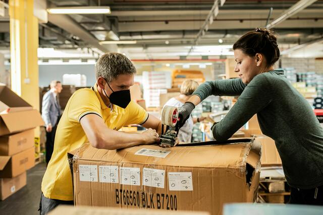 Kurz vor dem Winter organisierten Jehovas Zeugen in Deutschland in einer Hilfsaktion über 35 000 warme Kleidungsstücke für die Ukraine. | Foto: JZ-Hilfsaktion Ukraine