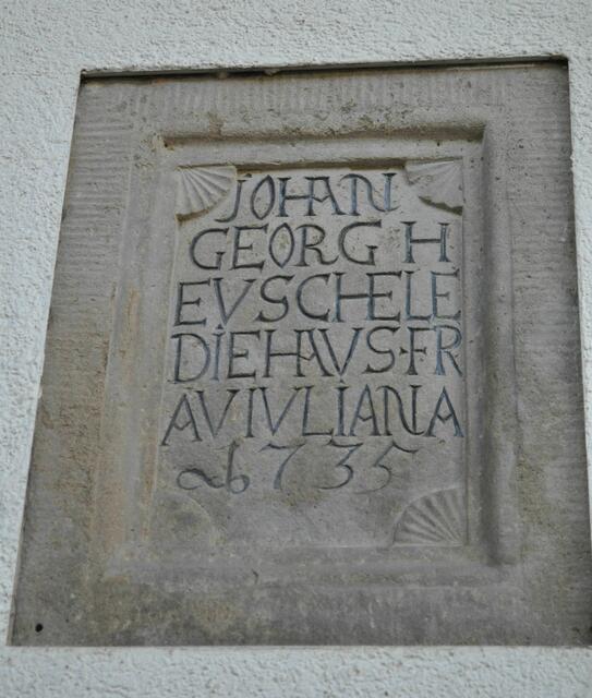 Gedenktafel an dem bemalten Haus. | Foto: Daniela Somers