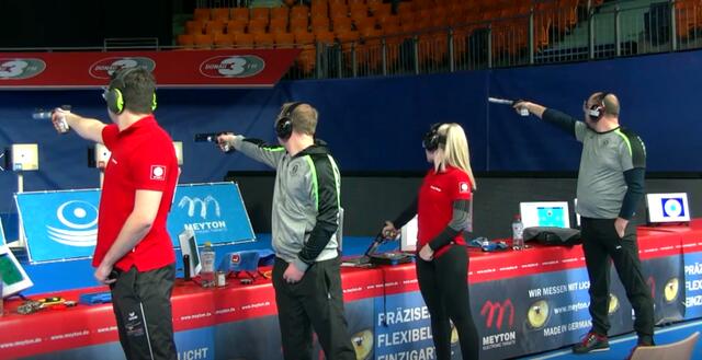 Florian Peter und Svenja Berge an der Linie