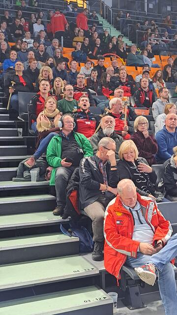 Die mitgereisten Fans bangen und unterstützen