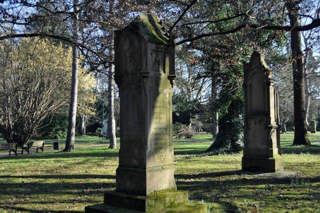 Auf dem Alten Friedhof gibt es viele mächtige Grabsteine.  | Foto: Daniela Somers