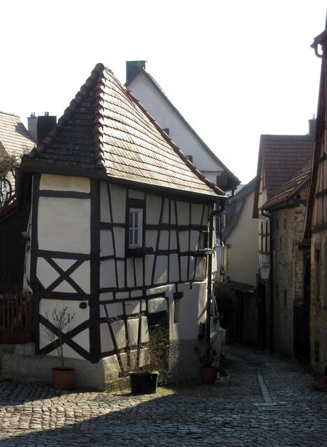 Das ist es, was die Altstadt von Bad Wimpfen so liebenswert macht. Die erhaltenen Fachwerkhäuser und engen Gässchen. Dieses wird aufgrund seiner Form das "Bügeleisenhaus" genannt. Dabei ein historischer Garten. Der Kern des Hauses stammt aus dem 17. od. 18. Jahrhundert