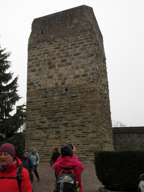Der Burgfried beim Roten Turm war das erste interessante Fotomotiv während einer kleinen Runde. Man hatte genug Zeit bis die Bahn kam