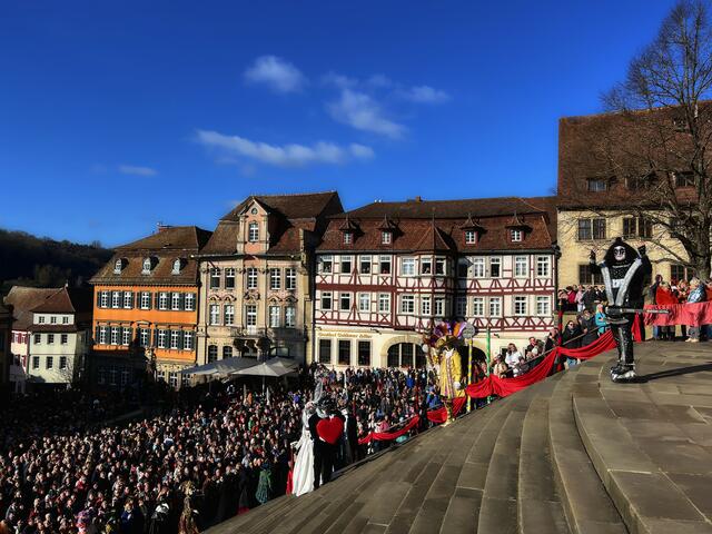So sieht ein belebter Marktplatz aus. Die Kostüme werden präsentiert.