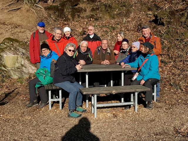 13 Wanderer auf dem Bild, der Fotograf wirft den Schatten