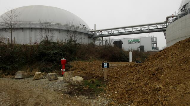 Der Neckarsteig wurde verlegt, wegen dieser Biogasanlage. Das ist ein Gewinn, denn man geht nun weiter von der Straße weg entlang