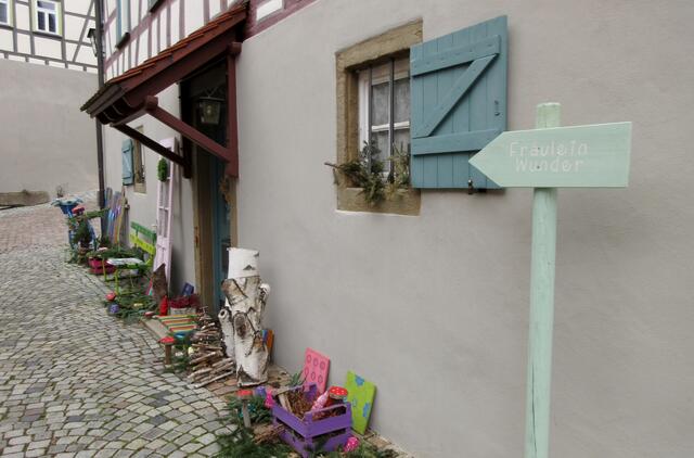 Fräulein Wunder hat ein wunderbar geschmücktes Häuschen. Nun in Frühlingsfarben, bei unserem letzten Besuch dagegen herbstlich