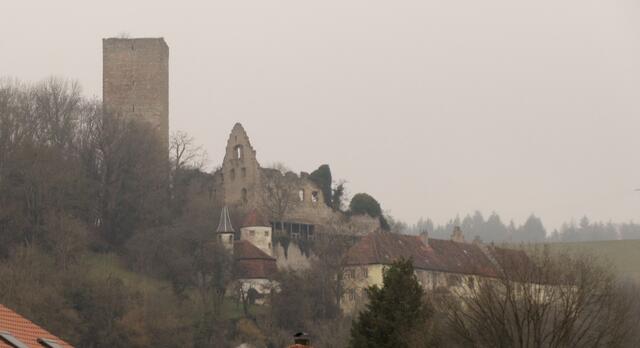 Die Burg Ehrenberg wurde 1805 von den Freiherren von Racknitz erworben. Die Familie bewohnt Teile der Burg noch heute, deshalb kann sie nicht besichtigt werden. Die Kernburg dient als Aufzuchtstation für Greifvögel