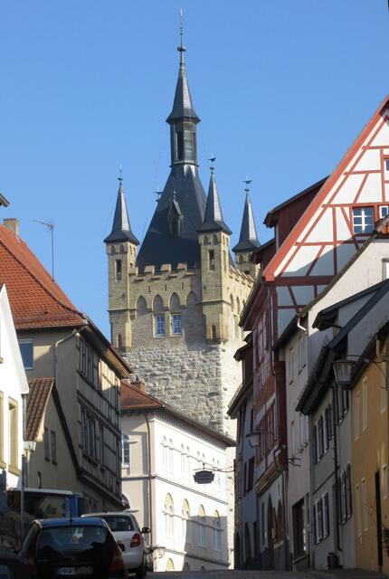 Herrlicher Blick auf den Blauen Turm. Nachdem der Nebel weg ist, ein wolkenloser Himmel