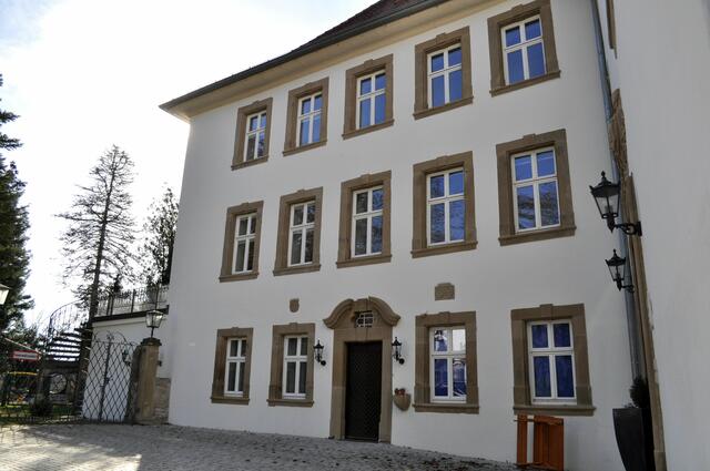 Im Moment wird es wohl als Kindergarten oder Kindergrippe genutzt. Der Kindergarten nennt sich: die Schlossmäuse. Passend, oder? | Foto: Daniela Somers