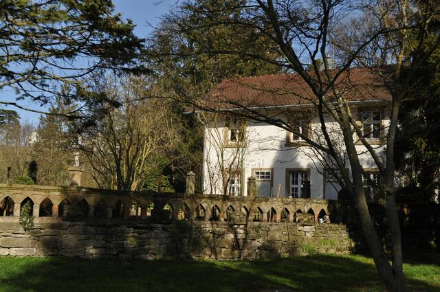 Das angrenzende Gebäude ist in Privatbesitz. Aber die Balustrade ist doch wunderschön. | Foto: Daniela Somers