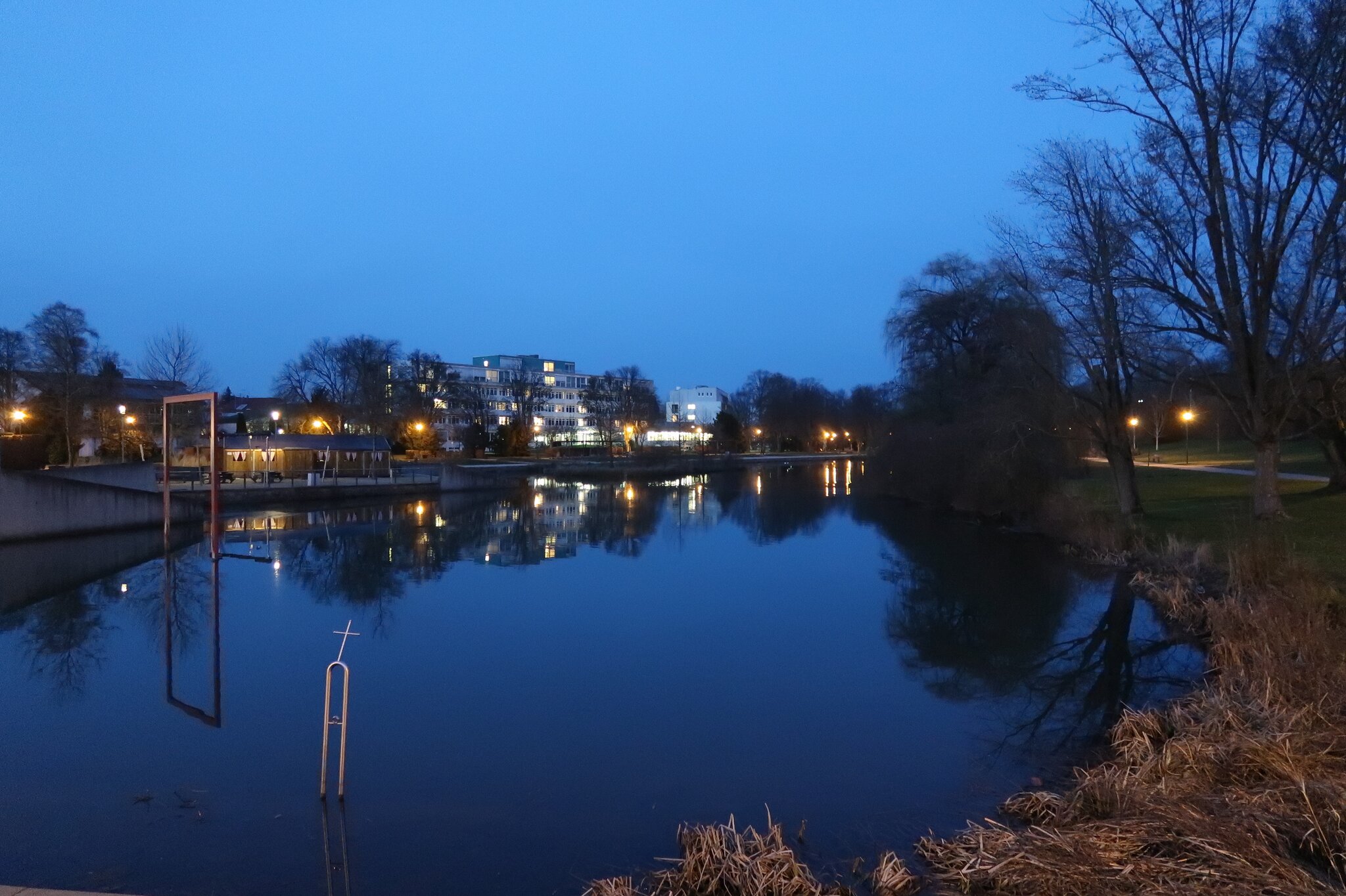 Bad Rappenau Der Kurparksee, mit seinen Bäumen am Ufer, bei Nacht