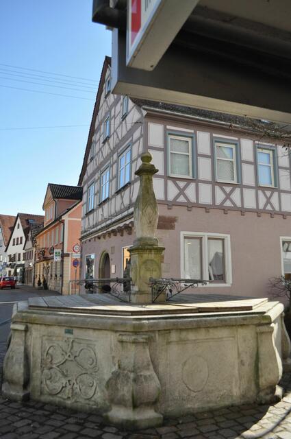Ehemalige Amtshaus, späteres Pfarrhaus. Davor der Sandsteinbrunnen vom ehemaligen Pfarrhaus. | Foto: Daniela Somers