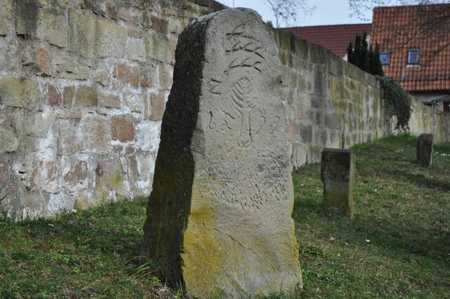 Selbst vor dem Friedhof stehen einige sehr alte Grabsteine | Foto: Daniela Somers