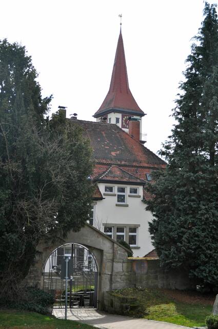 Mein Weg führt mich nun wieder zurück und vor die Tore des Friedhofs | Foto: Daniela Somers