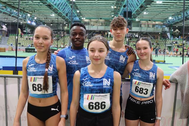 Glückliche erfolgreiche Athleten Julie Krulova, Mia Sewell, Kylie Hopkins, Cedric Riecker und Mathys Vermeiden | Foto: Eigenes Bild