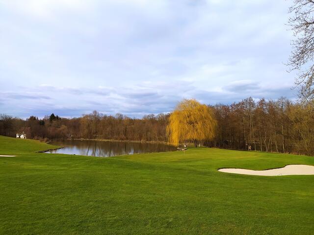 Etwas erhöht kann man einen Teil des Golfplatzes mit dem kleinen See schön überblicken. 